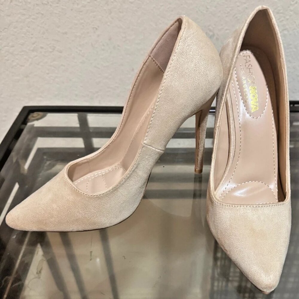 NEW NWOT Fashion Nova Ivory/Taupe/Bone pumps/Shoes 4 in heel Sz 6.5